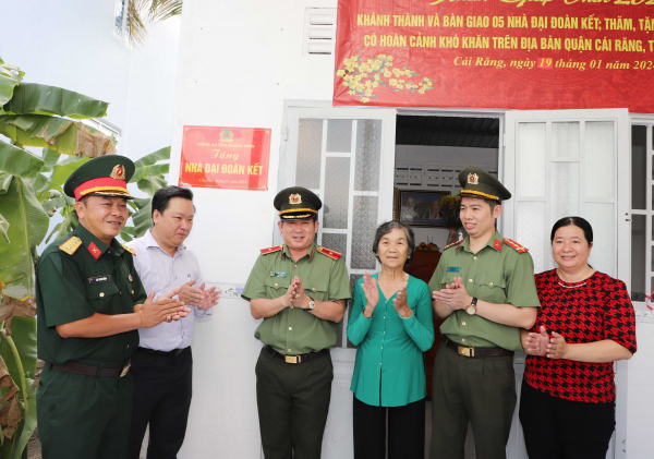 Công an Quảng Ninh trao nhà và tặng quà Tết cho người dân có hoàn cảnh khó khăn tại Cần Thơ -0