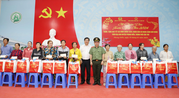 Công an Quảng Ninh trao nhà và tặng quà Tết cho người dân có hoàn cảnh khó khăn tại Cần Thơ -0