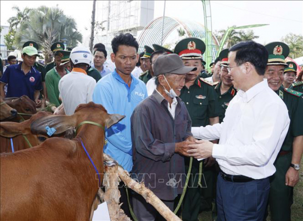 Chủ tịch nước thăm, chúc Tết quân và dân khu vực Cửa khẩu quốc tế Hà Tiên -0