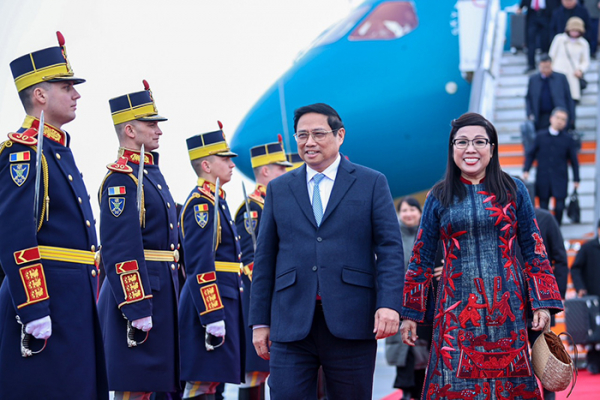 Thủ tướng Phạm Minh Chính tới thủ đô Bucharest, bắt đầu thăm chính thức Romania -1