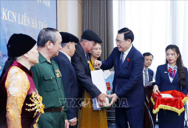 Chủ tịch Quốc hội thăm, tặng quà Tết gia đình chính sách, công nhân tại Thái Bình -0