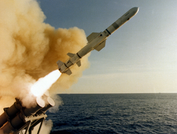Mỹ hạ tên lửa của Houthi ngay từ trên bệ phóng -0