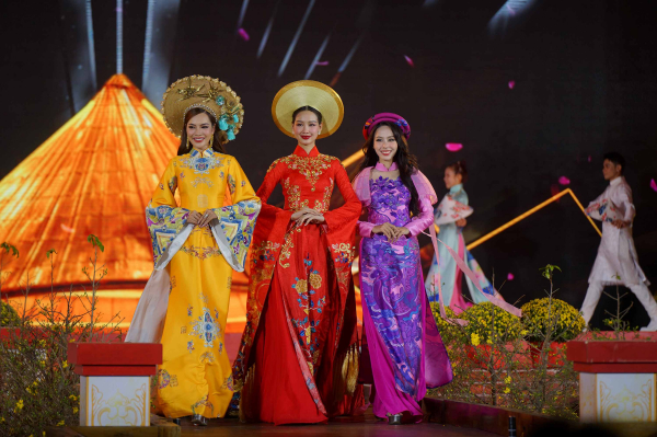 Hơn 90.000 lượt du khách trong và ngoài nước đến Lễ hội Tết Việt -0