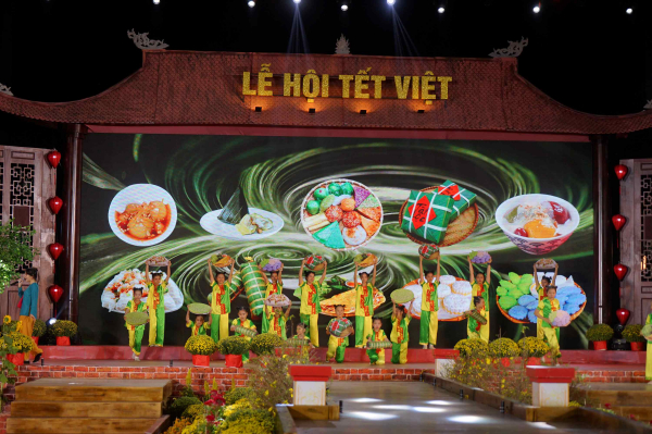 Hơn 90.000 lượt du khách trong và ngoài nước đến Lễ hội Tết Việt -0