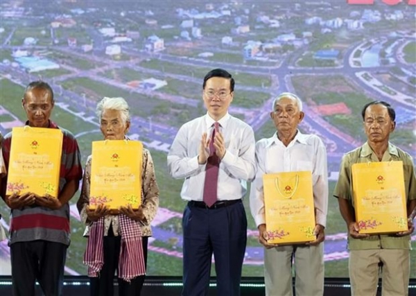 President attends “Spring in border areas warms people’s hearts” programme in Kien Giang -0