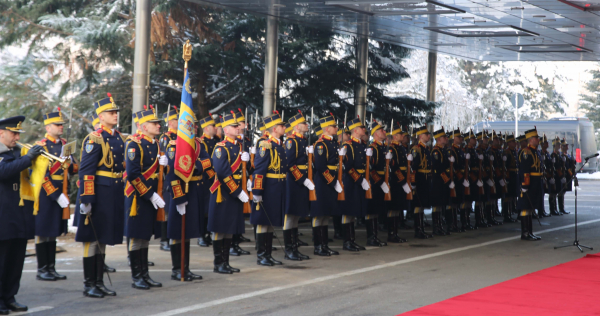 Romania tổ chức trang trọng Lễ đón Thủ tướng Phạm Minh Chính thăm chính thức -2