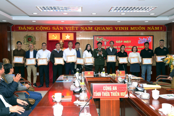 Công an Thừa Thiên Huế tặng giấy khen nhiều tập thể, phóng viên có thành tích trong công tác tuyên truyền -0
