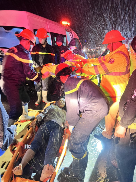 Lực lượng cứu hộ và Cảnh sát giao thông khẩn cấp cứu nạn nhân vụ TNGT trong đêm mưa  -2