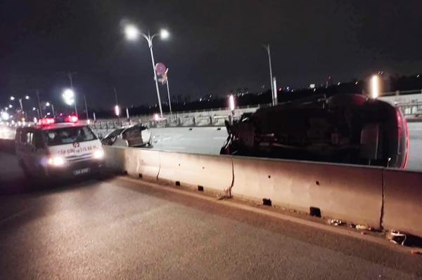 Tai nạn lúc rạng sáng, hai ô tô biến dạng trên cầu Vĩnh Tuy -0