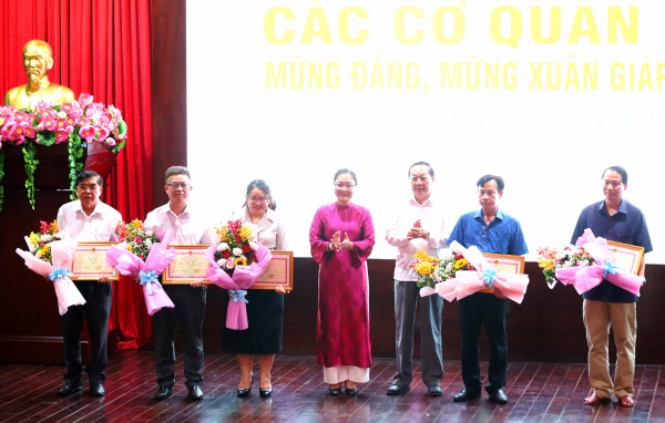 PV Báo CAND được Chủ tịch UBND tỉnh Vĩnh Long tặng Bằng khen -0