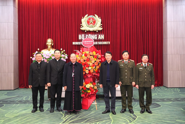 Tổng Giám mục Tổng Giáo phận Hà Nội thăm chúc mừng lực lượng Công an nhân dịp Tết Nguyên đán -0