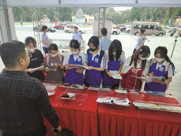 Nhà xuất bản Giáo dục Việt Nam nỗ lực đấu tranh với sách giả -0