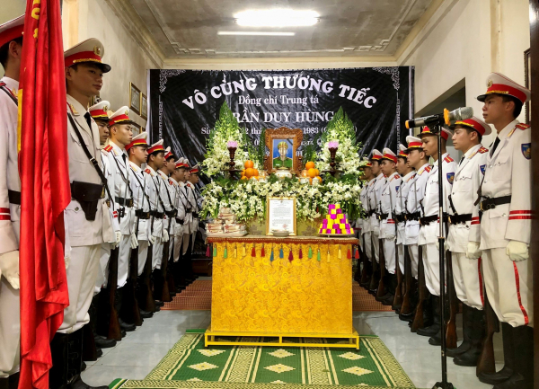Công an TP Huế nhận đỡ đầu con trai của Trung tá Trần Duy Hùng hy sinh khi làm nhiệm vụ -0
