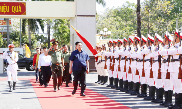 Chủ tịch Quốc hội Vương Đình Huệ động viên, chúc Tết lực lượng vũ trang tỉnh Bạc Liêu -0