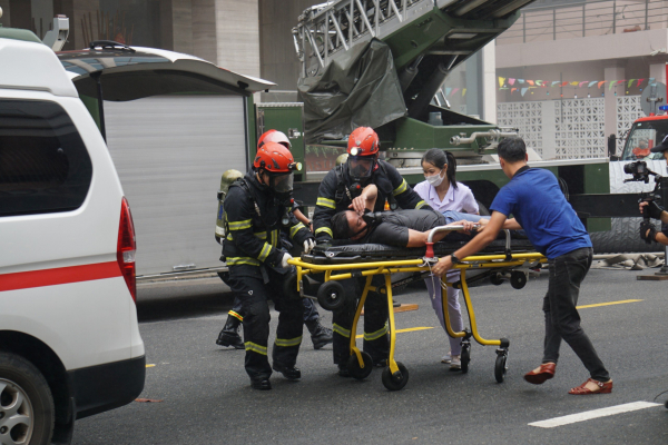 Cảnh sát PCCC&CNCH đu dây diễn tập cứu nạn hơn 400 bị “mắc kẹt” trong đám cháy vũ trường lớn nhất Đà Nẵng -0