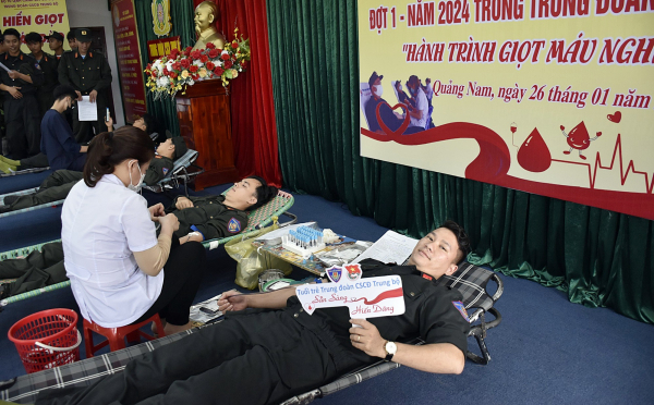 Cảnh sát cơ động Trung Bộ hăng hái tham gia hiến máu tình nguyện -0