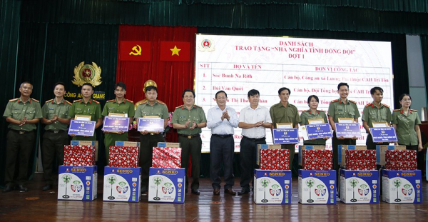 Trao tặng 35 căn nhà “Nghĩa tình đồng đội” -0