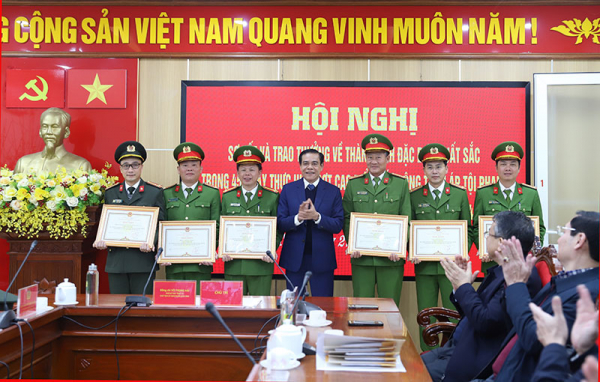 Chủ tịch UBND tỉnh Hà Tĩnh tặng Bằng khen, trao thưởng cho các đơn vị xuất sắc -0