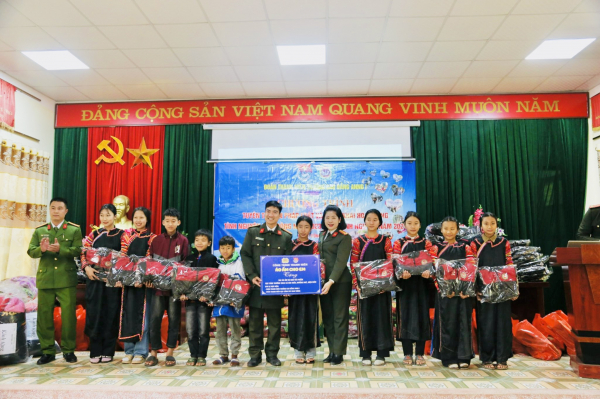 Trường Cao đẳng ANND I mang nước sạch về cho học sinh và Công an xã Sín Thầu, Mường Nhé -0