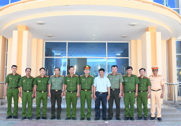 Công an Trà Vinh thăm, tặng quà Tết Công an xã đảo và bàn giao cầu giao thông nông thôn -0