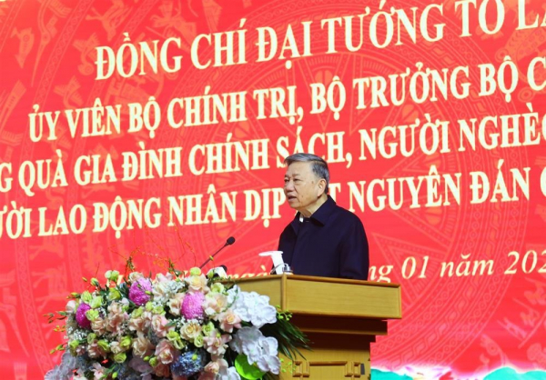 General To Lam visits and offers gifts to policy families and poor workers in Hung Yen -0