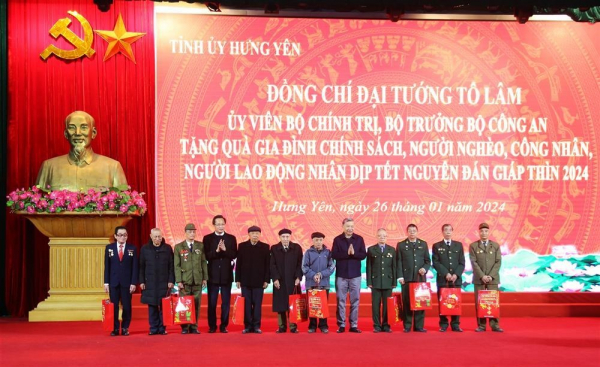 General To Lam visits and offers gifts to policy families and poor workers in Hung Yen -0