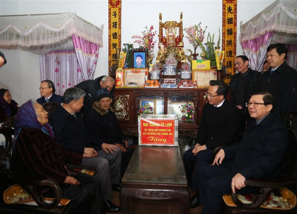 General To Lam visits and offers gifts to policy families and poor workers in Hung Yen -0