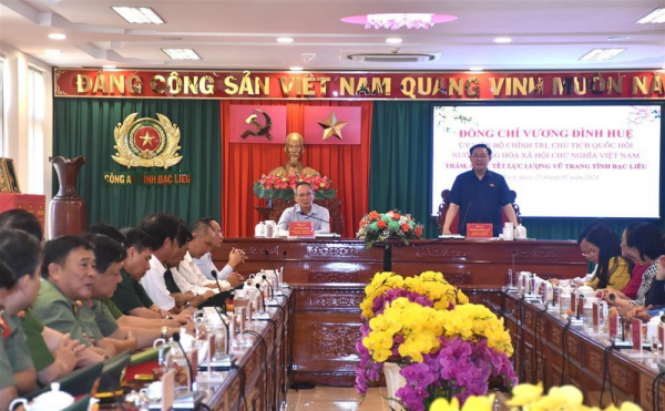 Chairman of the National Assembly Vuong Dinh Hue visits armed forces of Bac Lieu province -0