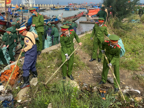 Tuổi trẻ Công an Thừa Thiên Huế ra quân nhặt rác hưởng ứng “Ngày Chủ Nhật xanh” -0