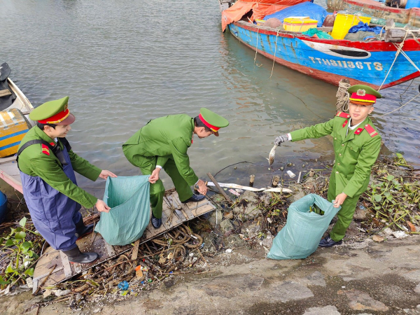 Tuổi trẻ Công an Thừa Thiên Huế ra quân nhặt rác hưởng ứng “Ngày Chủ Nhật xanh” -0