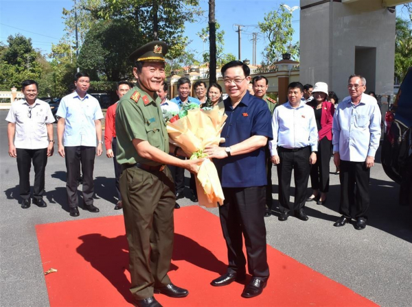 Chairman of the National Assembly Vuong Dinh Hue visits armed forces of Bac Lieu province -0