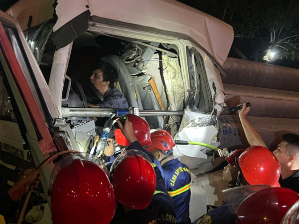 Giải cứu tài xế bị kẹt cứng trong cabin xe container  -0