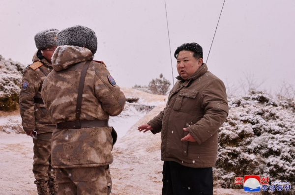 Nhà lãnh đạo Triều Tiên thị sát phóng thử tên lửa từ tàu ngầm -0