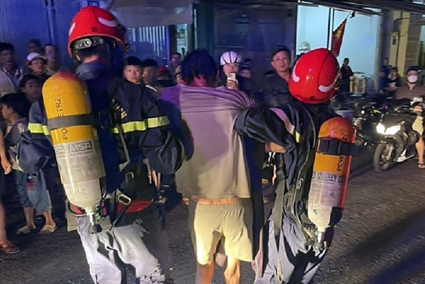 Cảnh sát kịp thời giải cứu người bị bệnh mắc kẹt trong đám cháy -0
