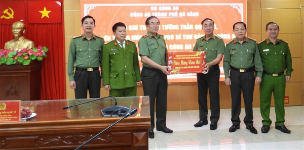 Deputy Minister Tran Quoc To visits Da Nang City police -0