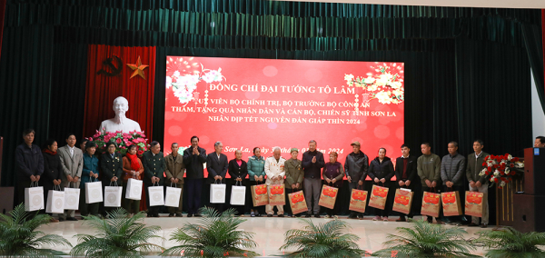 Đại tướng Tô Lâm thăm, tặng quà nhân dân và cán bộ tỉnh Sơn La -0