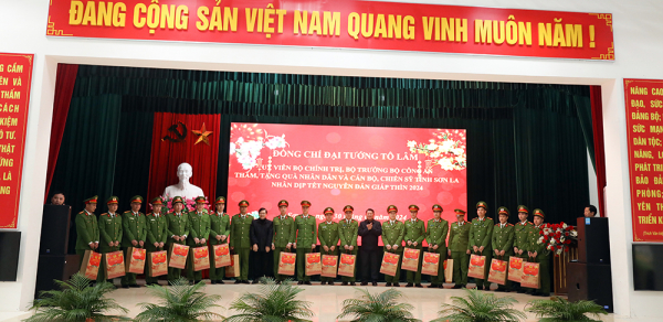 Đại tướng Tô Lâm thăm, tặng quà nhân dân và cán bộ tỉnh Sơn La -0