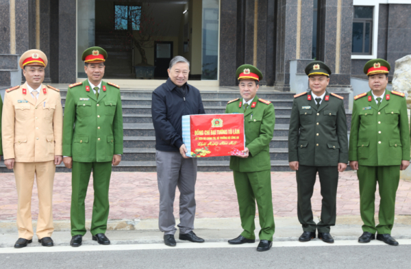 Đại tướng Tô Lâm thăm, tặng quà nhân dân và CBCS tỉnh Sơn La -0