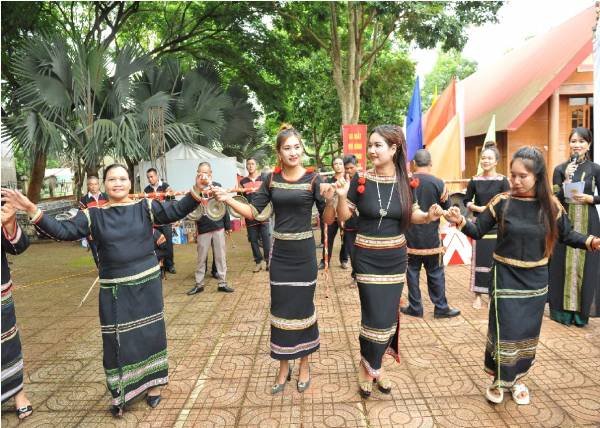 Tôn vinh chiến sĩ Công an, người có uy tín ở Tây Nguyên trong chương trình nghệ thuật “Người truyền lửa” -0