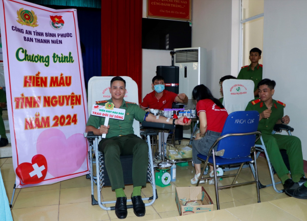 Tuổi trẻ Công an Bình Phước tích cực hiến máu cứu người -0