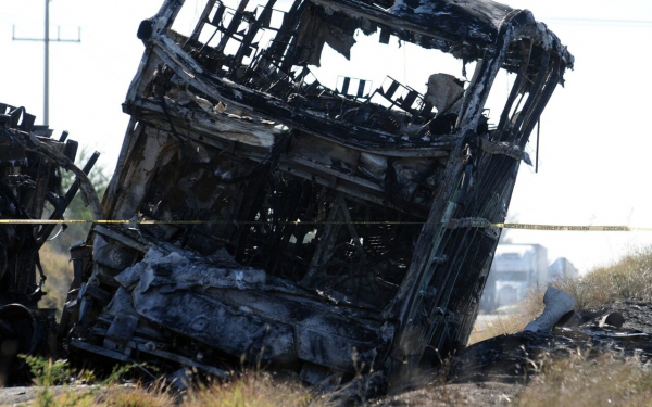 Xe bus cháy bất thường sau cú va chạm mạnh ở Mexico, 19 người thiệt mạng -0
