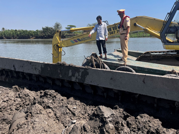 CSGT bắt nhóm sử dụng sà lan móc trộm bùn đất trên sông Tắc -0