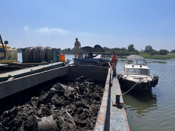 CSGT bắt nhóm sử dụng sà lan móc trộm bùn đất trên sông Tắc -0