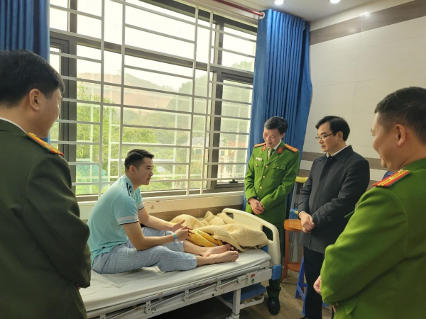 Công an tỉnh Phú Thọ thăm hỏi động viên cán bộ bị thương trong khi làm nhiệm vụ -0