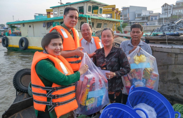 Trao hàng trăm suất quà Tết cho gia đình chính sách, hộ nghèo ở Thừa Thiên Huế -0
