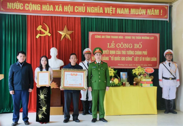Family of fallen officer Vi Van Luan receives “Fatherland’s Recognition of Merit” Certificate -0