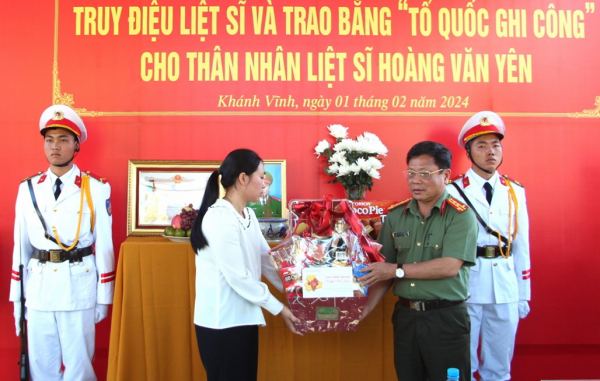  Trao bằng Tổ quốc ghi công cho thân nhân liệt sĩ Hoàng Văn Yên, nguyên Phó trưởng Công an xã Khánh Thành -0