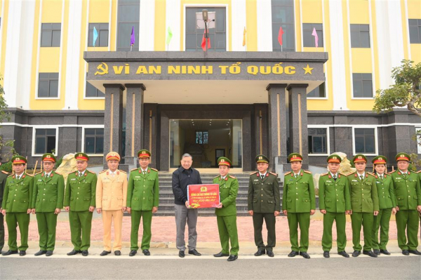 General To Lam visits and presents Tet gifts to people and soldiers in Son La province -0