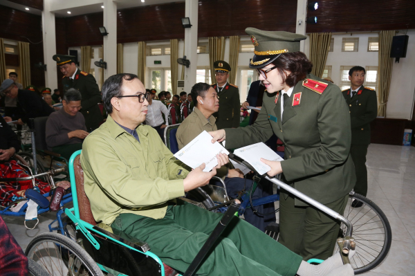 Tri ân 93 thương, bệnh binh, người có công tại Thuận Thành, Bắc Ninh -1