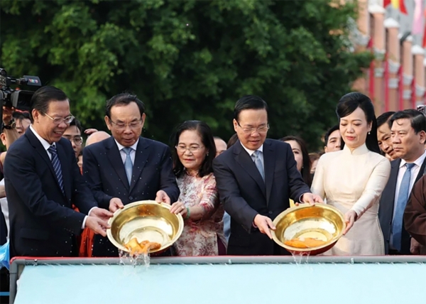 TP Hồ Chí Minh: Chủ tịch nước và kiều bào dâng hương, thả cá tại Bến Nhà Rồng -0